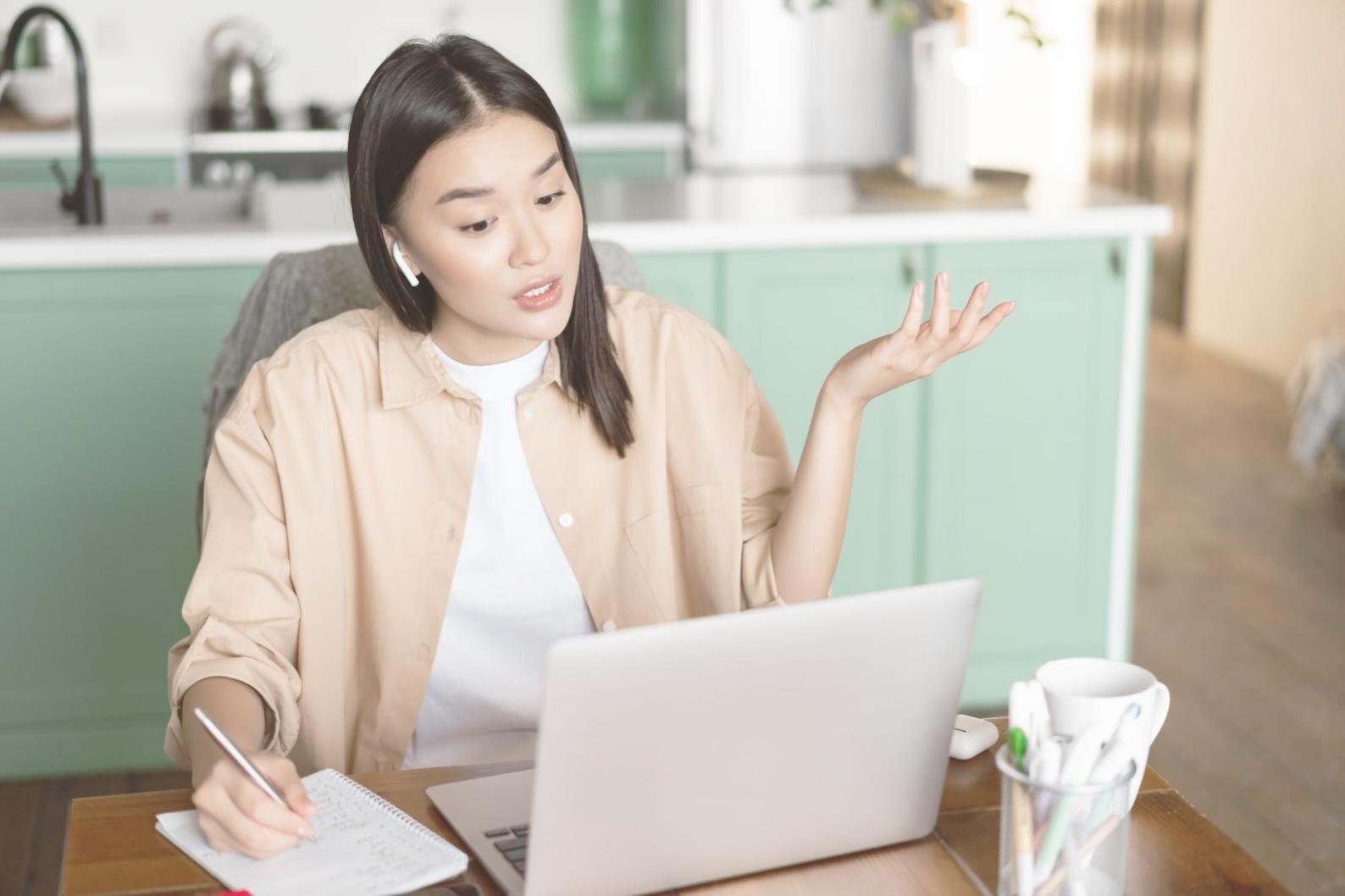 Studenten arbeiten gemeinsam an Finanzplänen und nutzen moderne Lernmaterialien