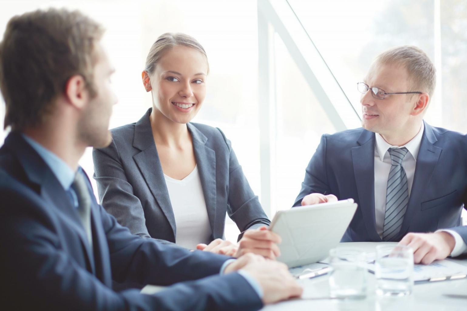 Moderne Lernumgebung mit digitalen Finanztools und Analysesoftware