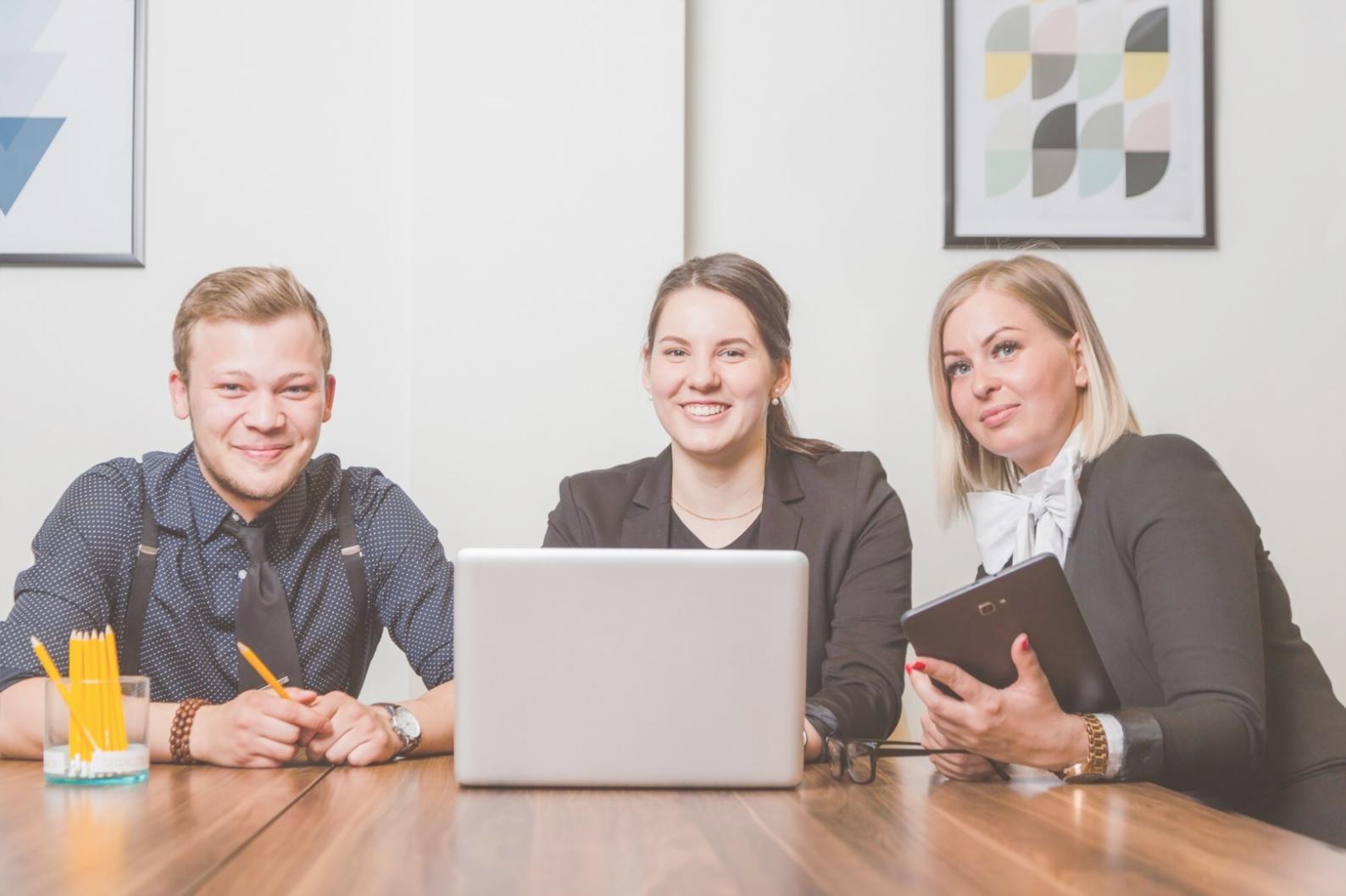 Finanzberatung und Bildungsmaterialien auf einem modernen Arbeitsplatz
